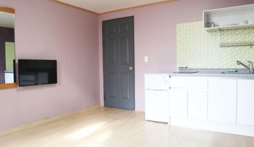Room (Room 211)