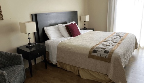 Classic Room, 1 King Bed, Single Whirlpool Tub, Balcony