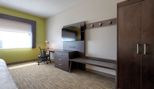 Standard Room, 1 King Bed, Accessible (Comm, Roll- In Shower)