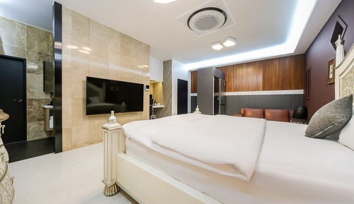 Room (Suite (Styler Refrigerator PC Netflix)