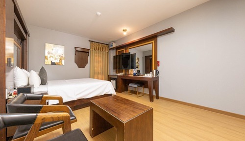 Room (Standard (Netflix Available))