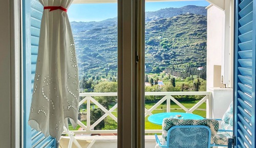 Deluxe Studio Suite, 1 King Bed, Balcony, Partial Sea View