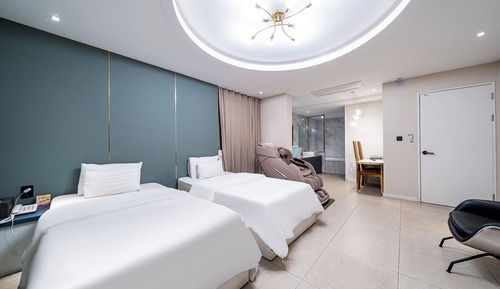 Premium Twin Room (2 Super Single Beds)