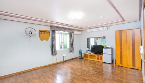 Room (Ondol + 8-bed room)