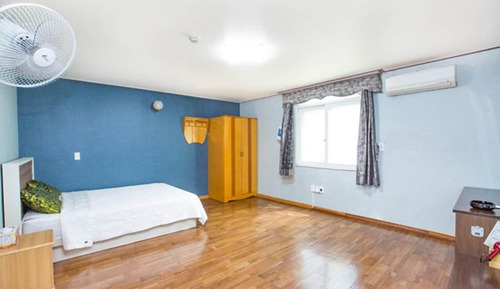 Room (Ondol + 6 bed room)