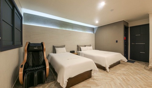 Room (Twin (massage chair air purifier Netf)