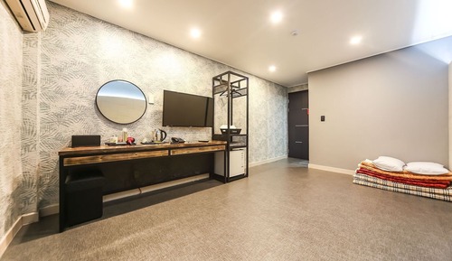 Room (Ondol (air purifier Netflix available)