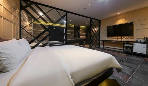 Room (1 room 1 parking suite (with pool tab)