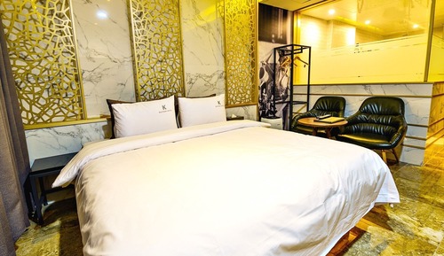 Room (1 vehicle per room premium (spa))