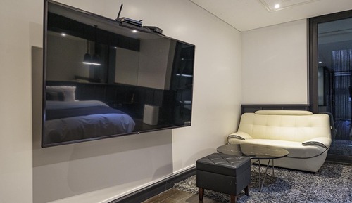 Room (Suite (Netflix Disney + Wave availabl)