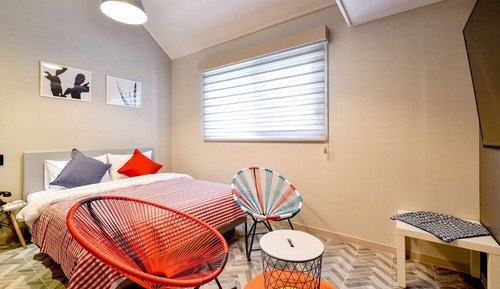 Room (Standard (A Netflix available))