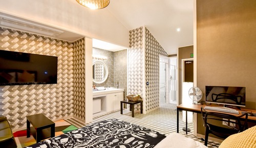 Room (Deluxe - Bathtub (A Netflix available)