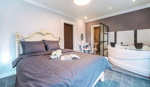 Room (Hyacinth (spa))