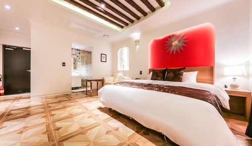 Room (Deluxe (provided by Netflix))