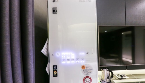 Room (Pre mium- bathtub (netflix provided b)