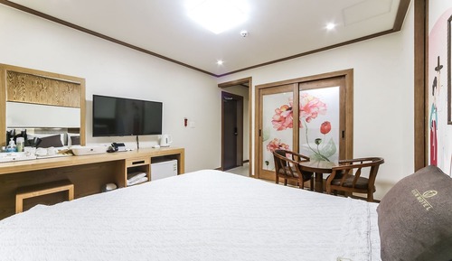 Room (Standard (Netflix available non-face-)