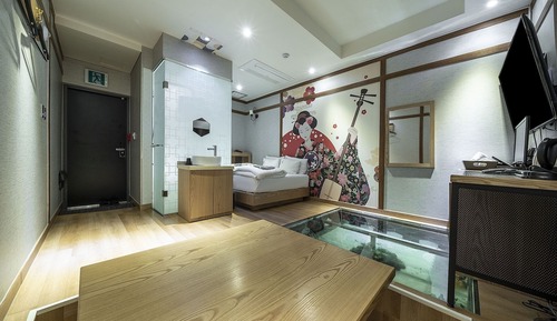 Room (Premium (random Netflix available ind)