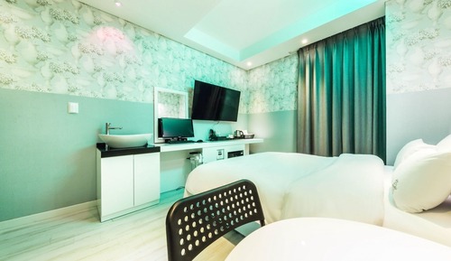 Room (Standard Couple PC (High Performing G)