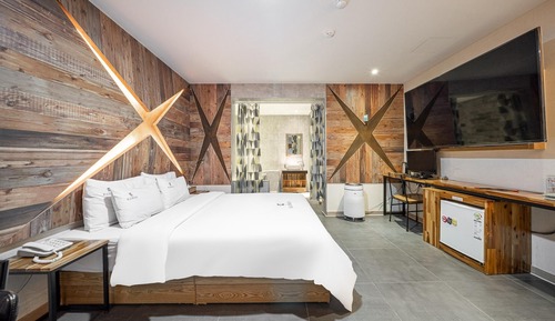 Room (Deluxe room (70-inch TV styler air pu)