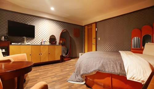 Room (Water bed (air conditioner replaced r)