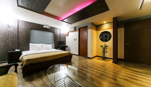 Room (Luxury (screen))