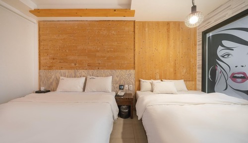 Room (Twin room (no bathtub Netflix + 65-in)