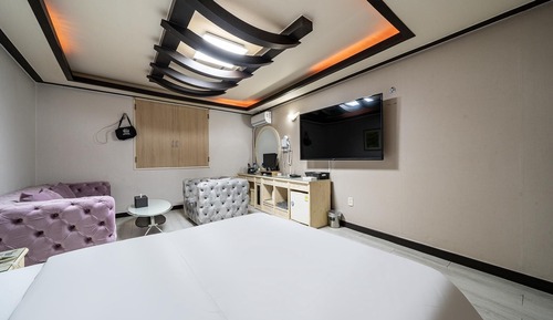 Room (Premium (Netflix (personal account)))