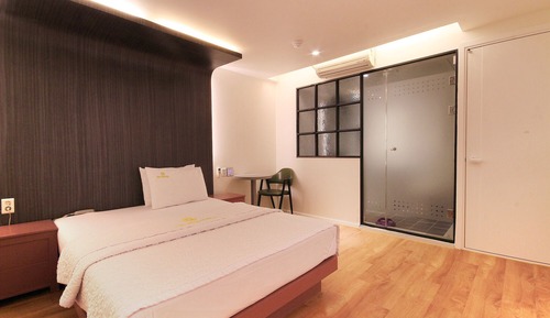 Room (Standard-Drive-in (Netflix available/)