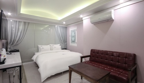 Room (Standard (Late Check-In Bathtub))