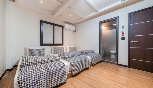 Room (Triple (Netflix/Wave viewing + Cine H)