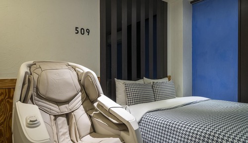 Room (Special Room A (Samsung 75-inch TV ra)