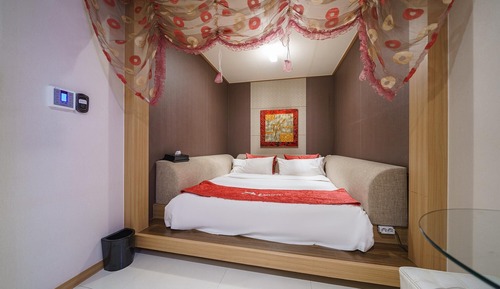 Room (Semi-private room (spa bath / dry sau)