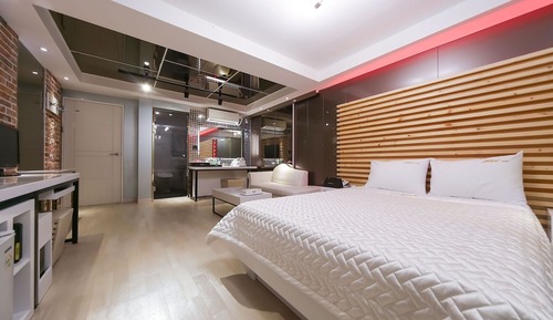 Room (Premium-Business Room (Netflix availa)