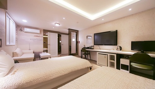 Room (Deluxe-Twin (Netflix available/luxury)