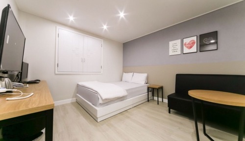 Room (Standard Room (Unlimited Netflix acce)