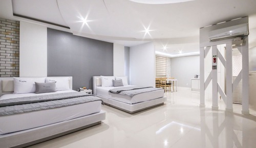 Room (Deluxe Room B (Netflix Available 2 Do)