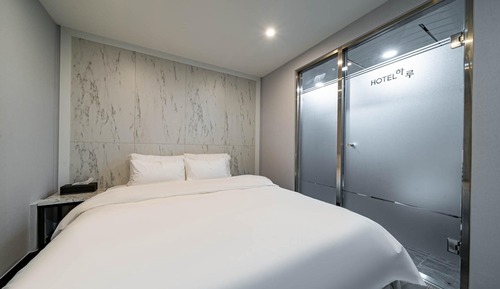 Room (Standard Room (Netflix Available Rand)