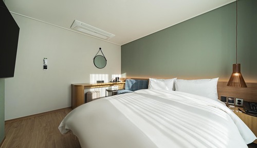 Room (Standard Double (with balcony 55-inch)