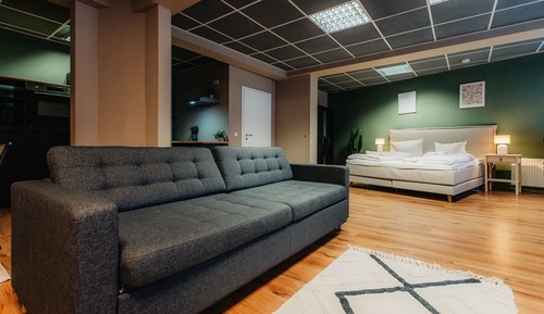 *Central* Big Studio with Eat-In Kitchen