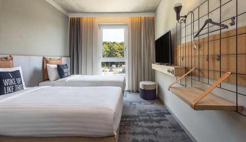 Room, 2 Twin Beds, City View