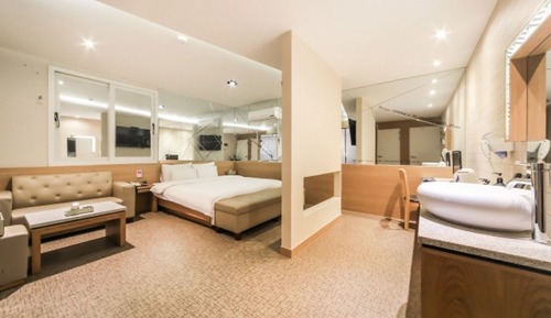 Room (City Double (Netflix available))