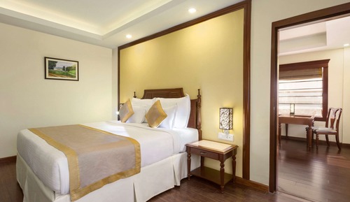 Suite, 1 King Bed, Smoking