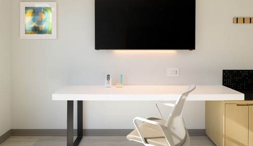 Space Needle View , 2 Queen Beds, ADA Mobility & Hearing w/ Roll-in Shower