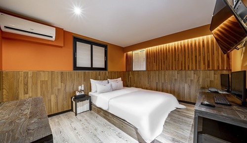 Room (Deluxe (random assignment Netflix ava)