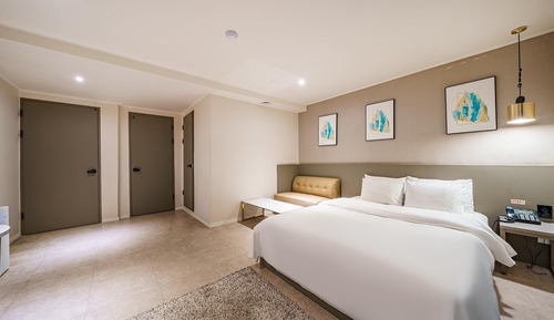 Room (VIP Room - Advance car parking availa)