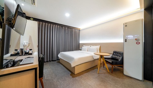 Room (Deluxe (stylers available Netflix ava)