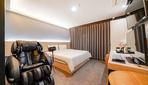 Room (Premium (magic Netflix available))