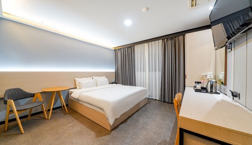 Room (Standard (You can watch Netflix))