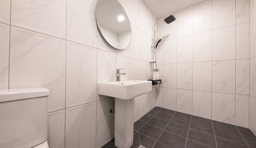 Room (Twin Room (65-inch TV Netflix twin be)