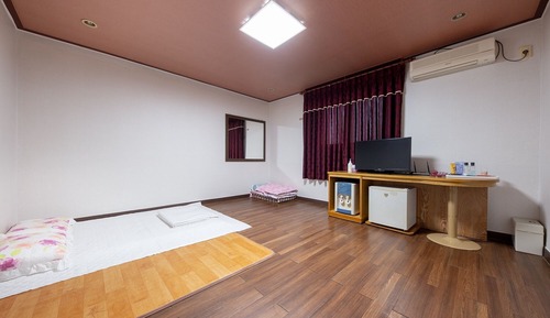 Room (Ondol Room)
